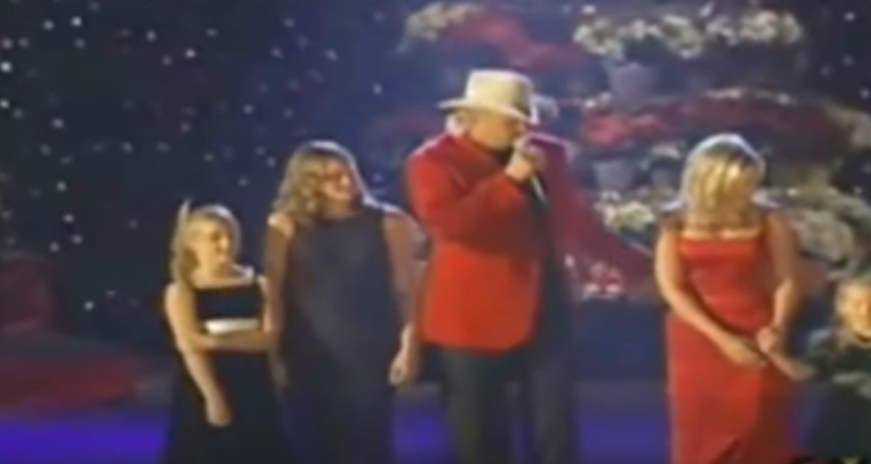 Alan Jackson Brings Wife & Daughters On Stage For “Let It Be Christmas”
