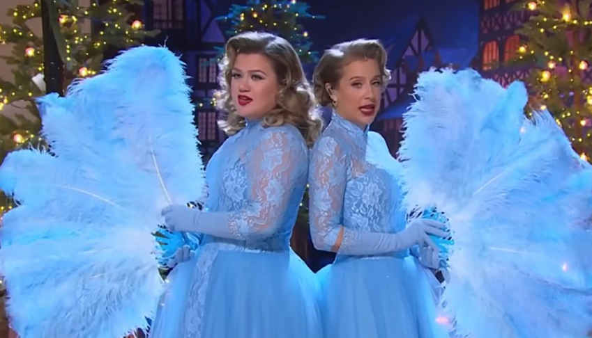 Kelly Clarkson Channels Christmas Classic With “Sisters” Kellyoke Performance