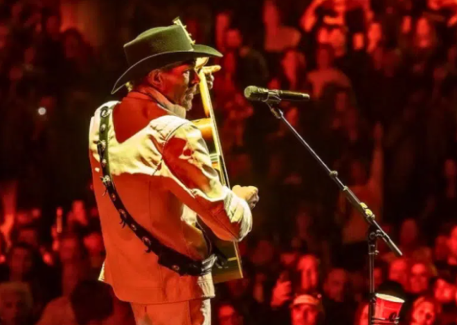Toby Keith Pays Tribute To Jimmy Buffet During Las Vegas Concert