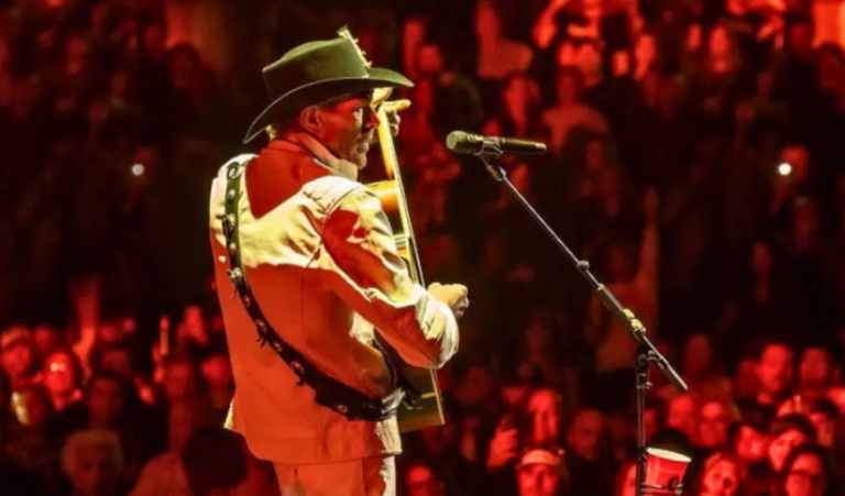 Toby Keith Pays Tribute To Jimmy Buffet During Las Vegas Concert