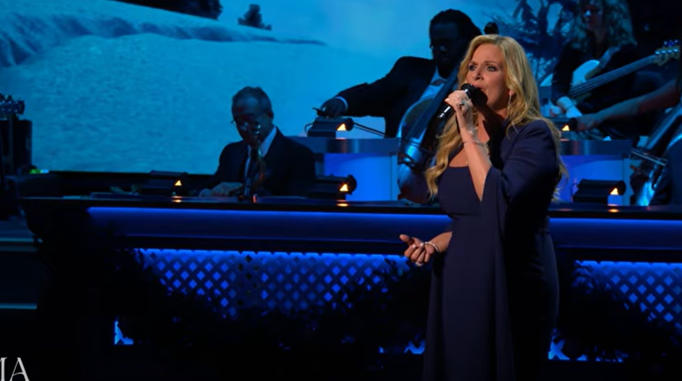 Trisha Yearwood Shares Stunning Rendition Of “O Holy Night” On “CMA Country Christmas”