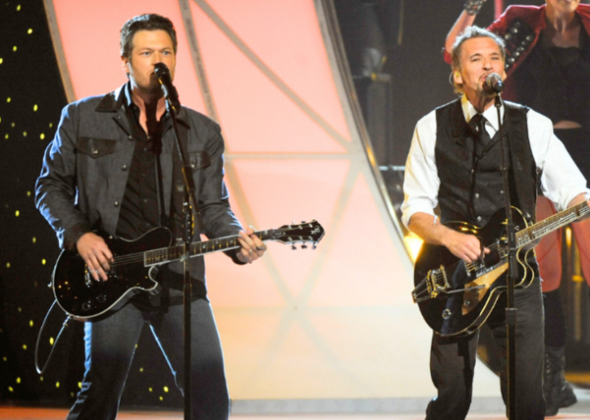 Blake Shelton Brings Outs Kenny Loggins For ‘Footloose’ Duet At 2011 CMA Awards