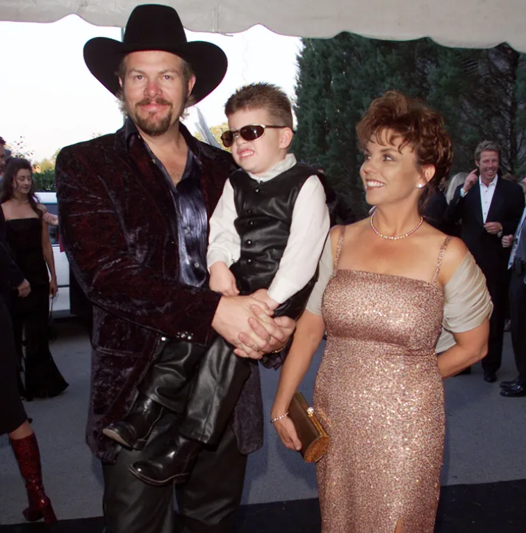 TOBY KEITH’S WIFE WORKED AT OIL COMPANY BEFORE THEY MARRIED — SHE FOUGHT FOR HIS LIFE LIKE A ‘TROOPER’