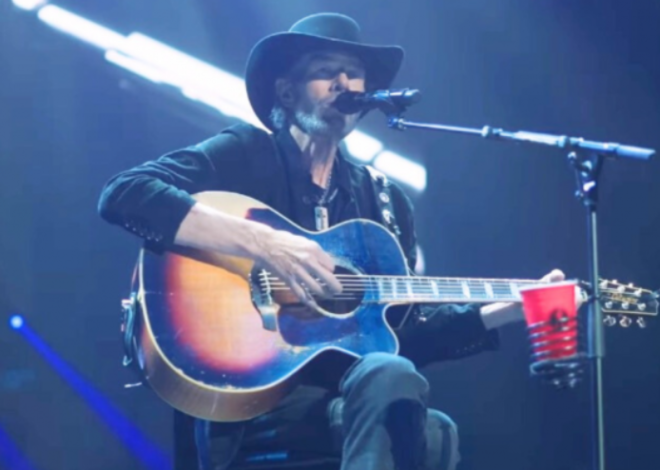 Toby Keith Performs “Don’t Let The Old Man In” For The Last Time On Stage