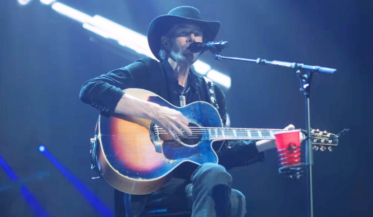Toby Keith Performs “Don’t Let The Old Man In” For The Last Time On Stage