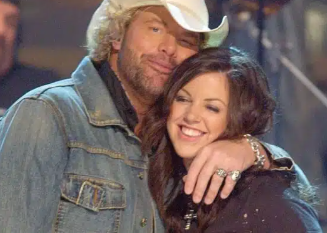 Toby Keith’s Daughter Krystal Honors Him With “Don’t Let The Old Man In” Cover At Tribute Concert