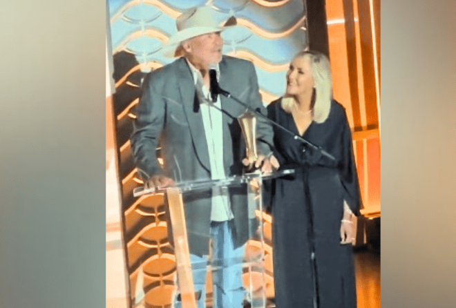 Alan Jackson Gratefully Accepts The ACM Poet’s Award At ACM Honors