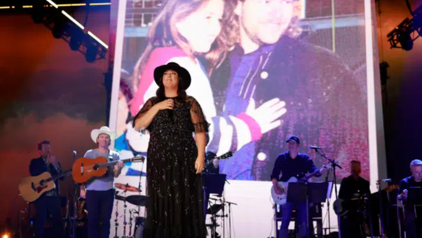 Toby Keith’s Daughter Krystal Honors Him With “Don’t Let The Old Man In” Cover At Tribute Concert