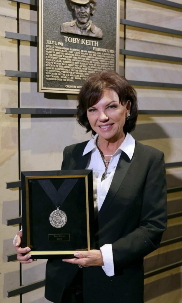 Toby Keith’s Wife Accepts His Country Music Hall Of Fame Medallion ...