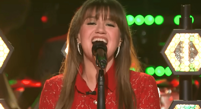 Kelly Clarkson Covers Chuck Berry’s Classic “Run Run Rudolph”