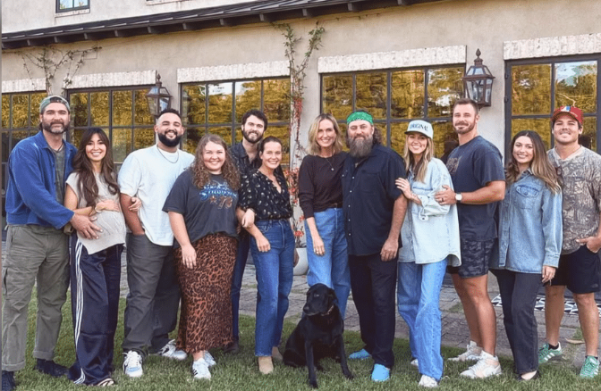 Robertson Family Members Celebrate As “Duck Dynasty” Announces Return To TV