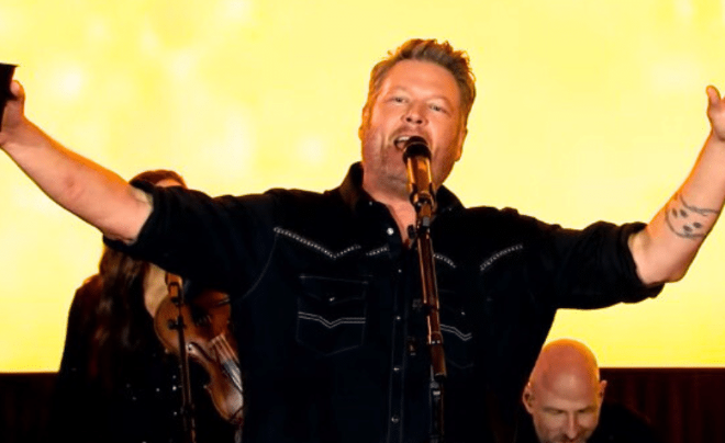 Blake Shelton Sings “Pour Me A Drink” Without Post Malone On New Year’s Eve