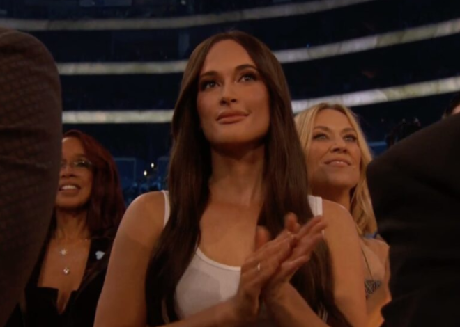 Beyoncé Fans Call Out Kacey Musgraves For Not Looking Happy About Beyoncé Winning “Best Country Album” At The Grammys