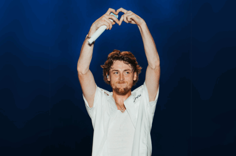 Bailey Zimmerman Leads Fans In Prayer Following Medical Emergency In Crowd