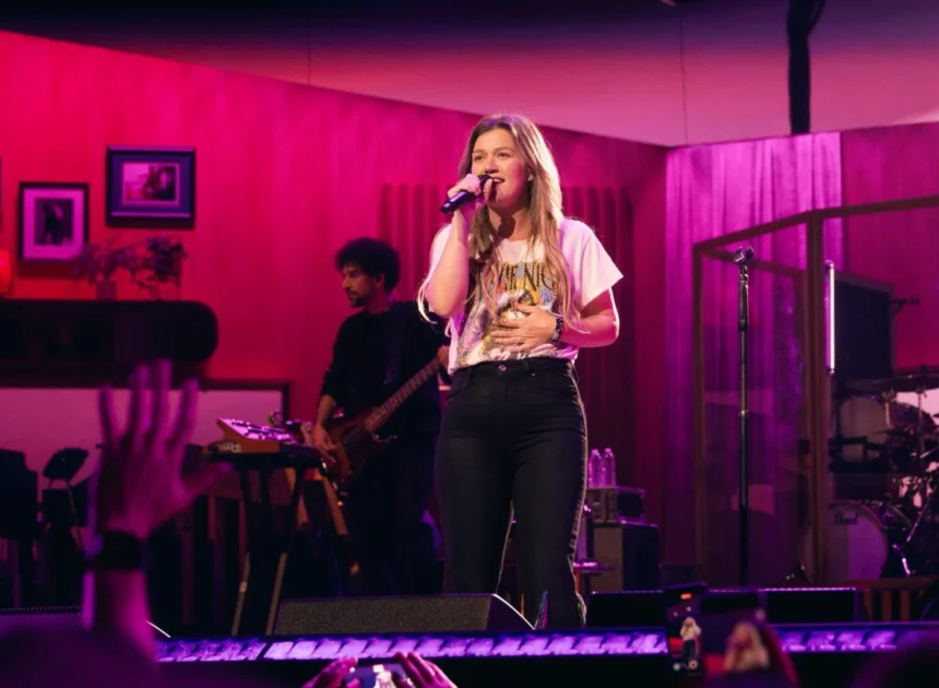 Kelly Clarkson Stuns With Dolly Parton’s “I Will Always Love You” Following Vocal Rest