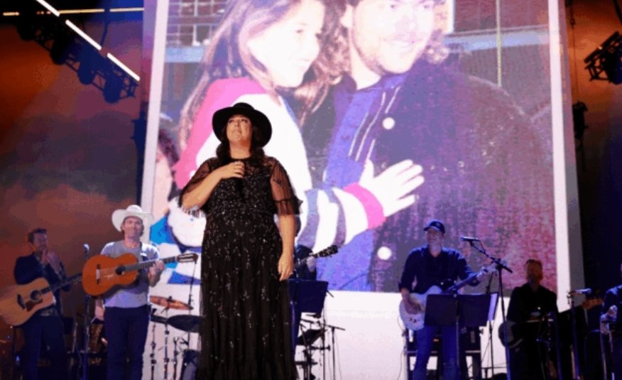Toby Keith’s Daughter Krystal Honors Him With “Don’t Let The Old Man In” Cover At Tribute Concert
