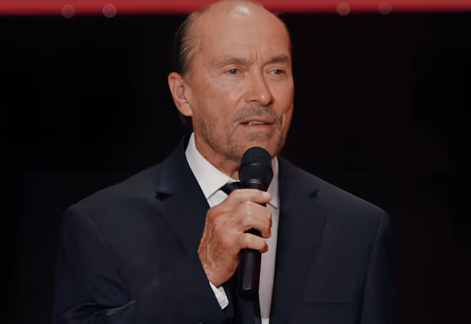 Lee Greenwood Delivers Powerful “God Bless The U.S.A.” Performance At Charlie Kirk Memorial Service
