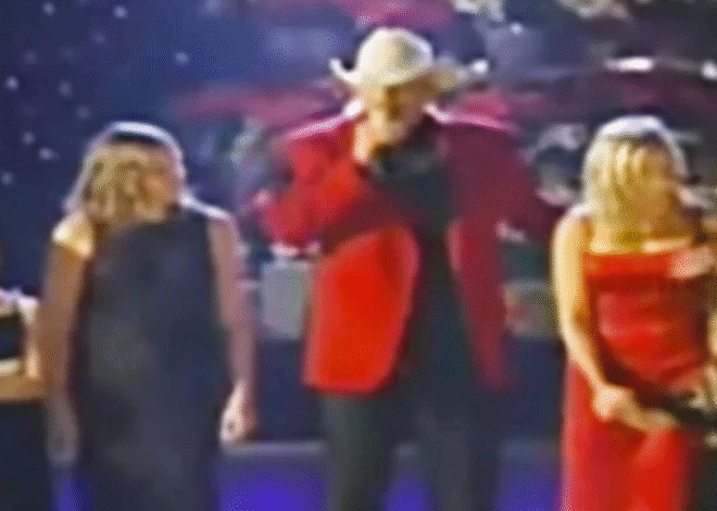 Alan Jackson Brings Wife & Daughters On Stage For “Let It Be Christmas”