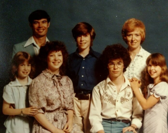 Authentic 1980s Moments: Real Photos from Everyday Life