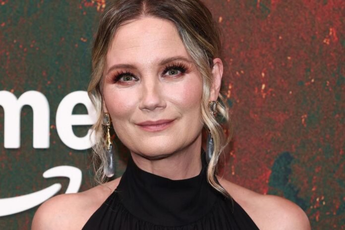 Jennifer Nettles pays tribute to 9/11 victims through song.