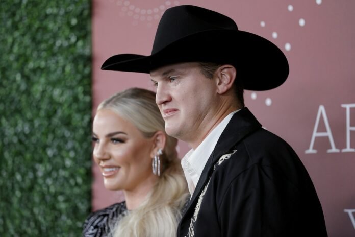 Jon Pardi dedicates 'Head Over Boots' to summer during divorce.