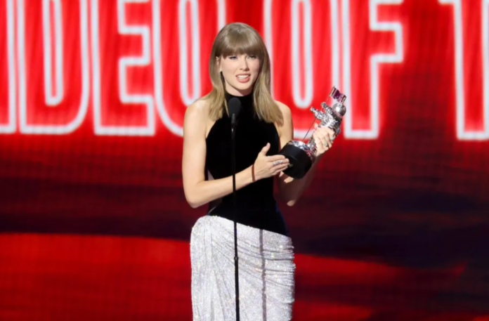 Taylor Swift honoring Dolly Parton at the 2026 MTV VMAs